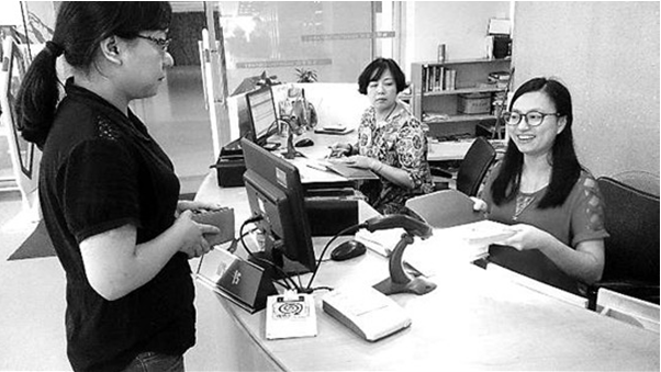 圖書館安裝身份證讀卡器，市民刷身份證就可免費借書